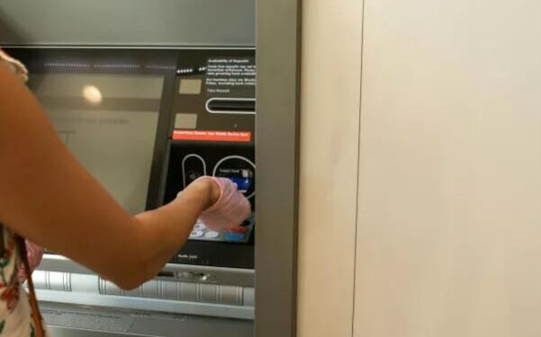 ΟΠΕΚΑ: Δίνει επίδομα έως 1.000 ευρώ σε γονείς – Δείτε εάν τα δικαιούστε
