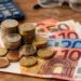 Μόνιμο το επίδομα των 1.000 ευρώ: Ποιοι μπαίνουν στο πρόγραμμα – Νέοι δικαιούχοι