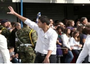 Τι απέγινε ο μαθητής που μούτζωσε τους επισήμους στην παρέλαση;