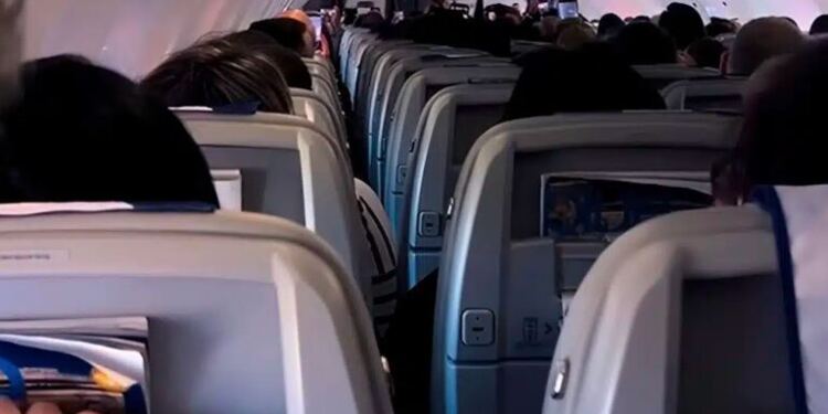 «Ήταν τιμή μου»: Συγκίνησε πιλότος της Aegean με βίντεο από την τελευταία του προσγείωση έπειτα από 45 χρόνια