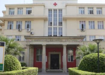 Σκληρό βίντεο: Δύο διαρρήκτες «μπούκαραν» σε σπίτι στην Καλλιθέα, ο ένοικος τους επιτέθηκε και τους κυνήγησε με ρόπαλο του μπέιζμπολ – Συνελήφθησαν και οι τρεις