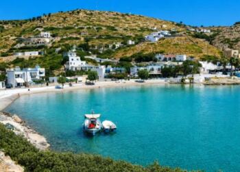 Φρέσκο ψάρι, δωμάτια στο κύμα, απόλυτη χαλάρωση: Το νησί που αποδεικνύει ότι φθηνές διακοπές υπάρχουν ακόμα