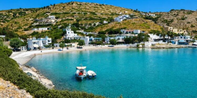 Φρέσκο ψάρι, δωμάτια στο κύμα, απόλυτη χαλάρωση: Το νησί που αποδεικνύει ότι φθηνές διακοπές υπάρχουν ακόμα