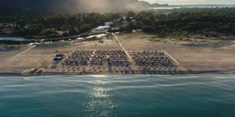 Όλο άμμος, φοβερό φαγητό, δίκλινο 50 εupώ: Στο μέρος που έχεις όλη μέρα τη θάλασσα στα πόδια σου, θα κάνεις τις πιο οικονομικές διακοπές
