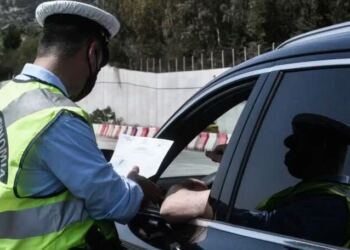 Γιατί οι αστυνομικοί αγγίζουν το αυτοκίνητο όταν κάνουν έλεγχο; Η απάντηση θα σας εκπλήξει