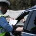 Γιατί οι αστυνομικοί αγγίζουν το αυτοκίνητο όταν κάνουν έλεγχο; Η απάντηση θα σας εκπλήξει
