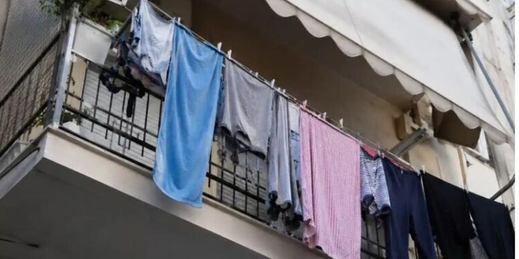 Πρόστιμα έως 500 ευρώ για μπουγάδα στο μπαλκόνι – Δείτε σε ποιες περιοχές