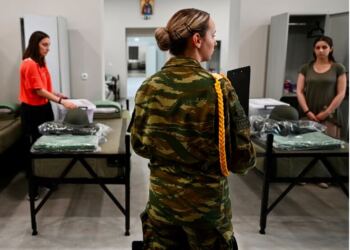 Συναγερμός από τις πρώτες αναβολές στην εθελοντική θητεία γυναικών
