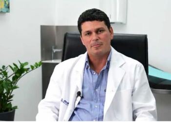 Ο «γιατρός των φτωχών»: Ο Ευρυβιάδης Μπαϊραμίδης δίνει δικαίωμα στην ελπίδα σε ασθενείς που δεν αντέχουν το κόστος των ιδιωτικών κλινικών