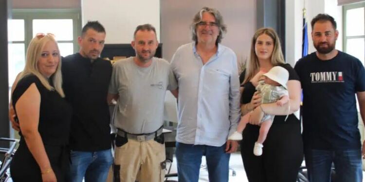 Υπόσχεται €5.000 ευρώ σε κάθε νέο ζευγάρι που θα εγκατασταθεί εκεί και €10.000 για κάθε γέννηση παιδιού στην Ελάτη