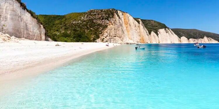 Η καλύτερη παραλία της Ευρώπης φυσικά είναι ελληνική και μοιάζει με παράδεισο