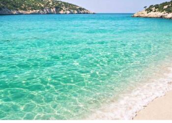 Τιρκουάζ νερά και απόλυτη γαλήνη στην καρδιά της Πελοποννήσου: Η παραλία-όνειρο που οι ντόπιοι δεν θέλουν να γνωρίζεις