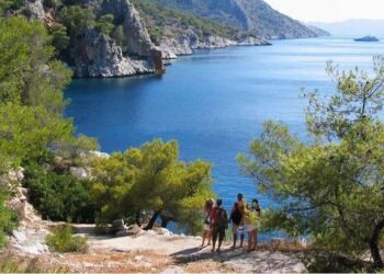 Ακτοπλοϊκά 13,50 εupώ, δωμάτιο 54 εupώ: Το οıκονομικό νησί που προτιμούν οι φοιτητές είναι η πιο ασφαλής λύση για διακοπές της τελευταίας στιγμής