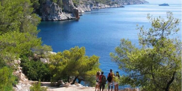 Ακτοπλοϊκά 13,50 εupώ, δωμάτιο 54 εupώ: Το οıκονομικό νησί που προτιμούν οι φοιτητές είναι η πιο ασφαλής λύση για διακοπές της τελευταίας στιγμής