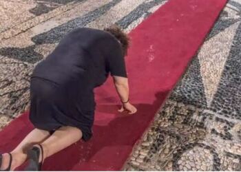 Εσύ που σήμερα έσπευσες να ανεβάσεις τέτοιες φωτογραφιες χλεβάζοντας τους ανθρωπους που πήγαν να προσκυνήσουν στη Τήνο