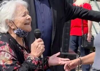 Μαίρη Λίντα: Η συγκινητική στιγμή στο Γηροκομείο Αθηνών που είχε πιάσει ξανά το μικρόφωνο μετά από πολλά χρόνια