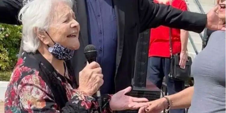 Μαίρη Λίντα: Η συγκινητική στιγμή στο Γηροκομείο Αθηνών που είχε πιάσει ξανά το μικρόφωνο μετά από πολλά χρόνια
